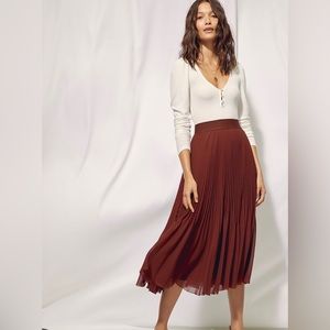 Aritzia Twirl Pleated Skirt - Size S. Burgundy.